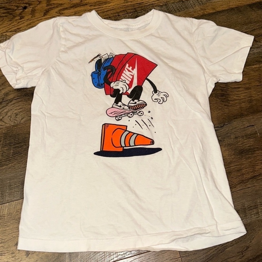 Nike boys tee shirt size M